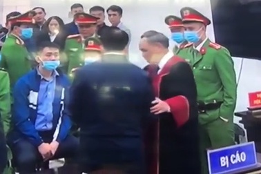Chủ tọa phiên tòa nói về việc bắt tay bị cáo Nguyễn Đức Chung sau tuyên án!