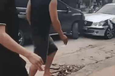 Tài xế Mercedes dùng ma túy rồi chở con gái, tông loạt ô tô đỗ ven đường