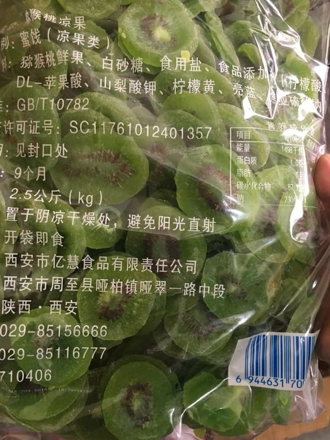 Các loại mứt quả có màu sắc sặc sỡ, được đóng gói in chữ Trung Quốc