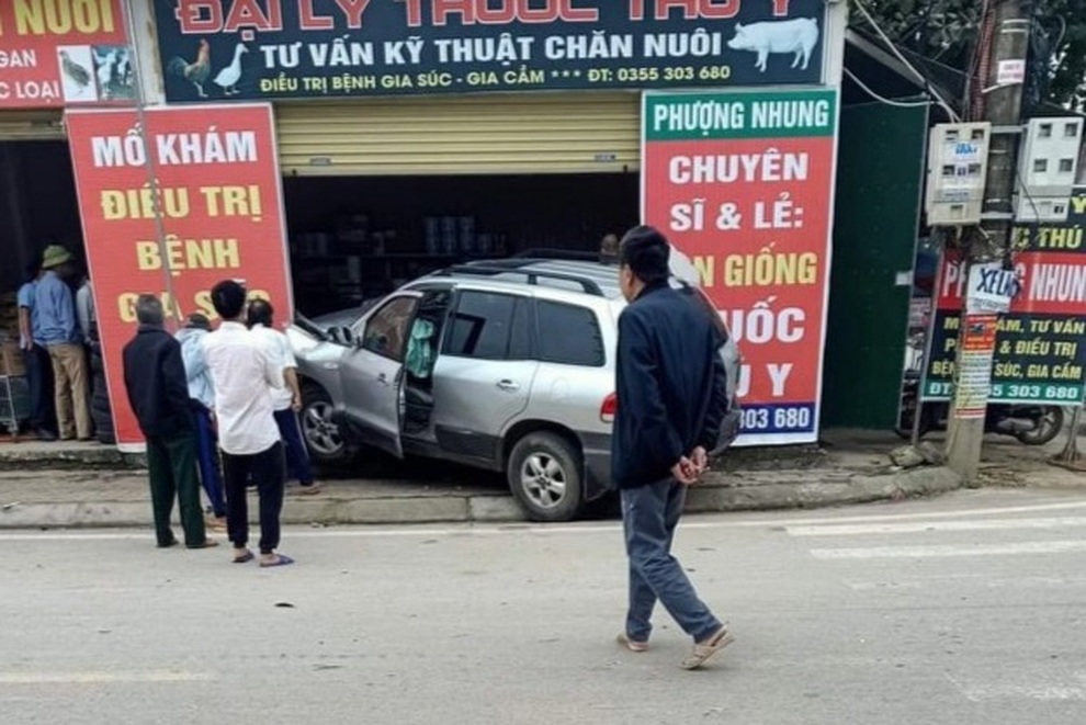 hiện trường chiếc xe 7 chỗ đâm vào cửa hàng_ctv hiện trường chiếc xe 7 chỗ đâm vào cửa hàng_ctv