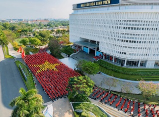 Sắc cờ đỏ rợp trường học ở TPHCM mừng 50 năm thống nhất đất nước - 7