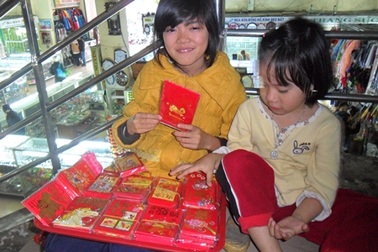 Học sinh bán bao lì xì phụ mẹ ngày Tết