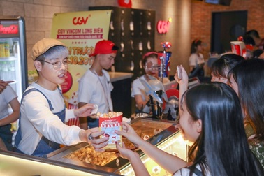 Đức Phúc trổ tài làm bắp rang bơ tặng người hâm mộ