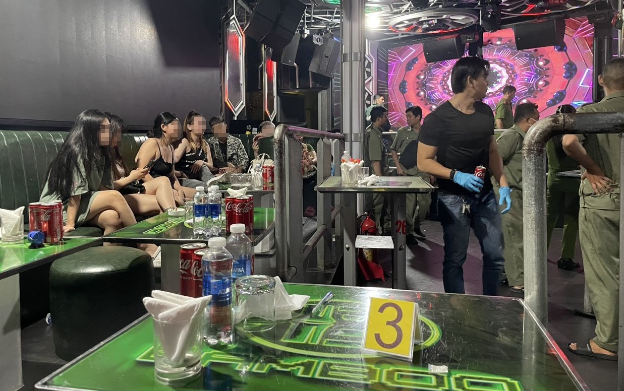 21 embernél lett pozitív a drogteszt Thu Duc City 2 éttermében - 1 21 người dương tính với ma túy trong 2 nhà hàng ở TP Thủ Đức - 1