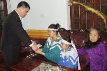 Quà bạn đọc đến với 3 chị em mồ côi cả cha lẫn mẹ