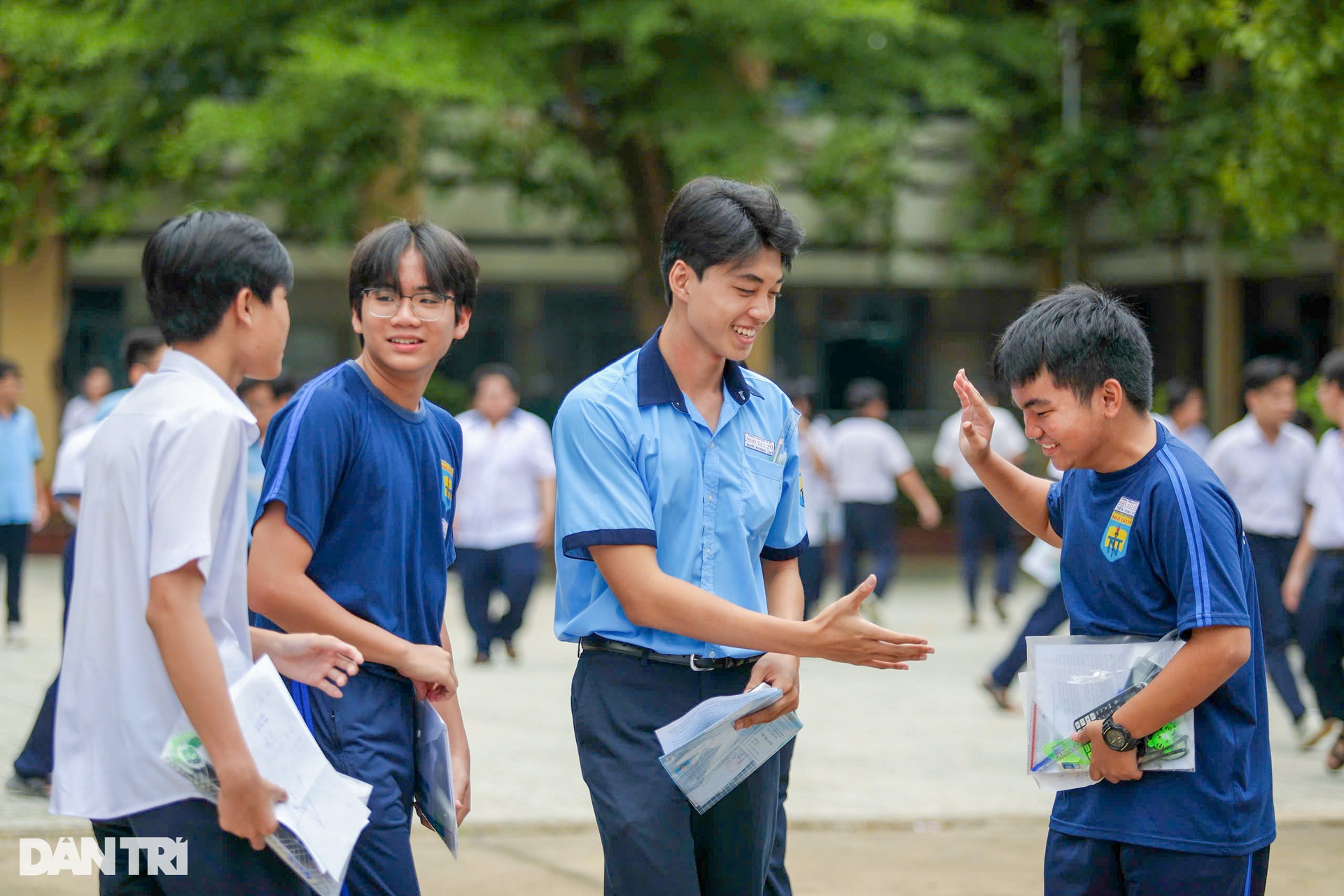 Niềm vui của hơn 76.000 thí sinh TPHCM hoàn thành kỳ thi vào lớp 10 - 2 Niềm vui của hơn 76.000 thí sinh TPHCM hoàn thành kỳ thi vào lớp 10 - 2