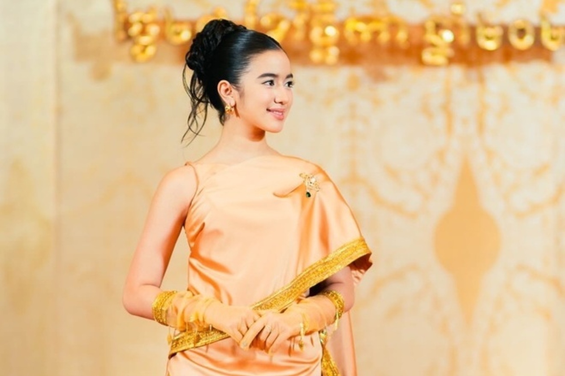 Công chúa Campuchia thông thạo 5 thứ tiếng gây sốt tại ASEAN Cup 2026 - 4 Công chúa Campuchia thông thạo 5 thứ tiếng gây sốt tại ASEAN Cup 2026 - 4