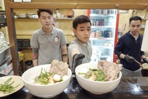 Tranh cãi bát hủ tiếu 100.000 đồng ở Hà Nội: Đắt có xắt ra miếng?