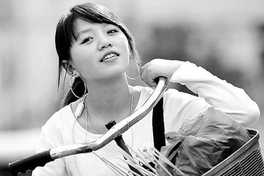 Nổi tiếng vì xinh mà đi bán kẹo 