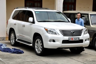 Tạm giữ nhiều ô tô hạng sang biển ngoại giao trái phép