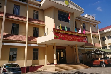 Vụ nữ kiểm sát viên bị đánh tại tòa: “Vung tay trúng người”?