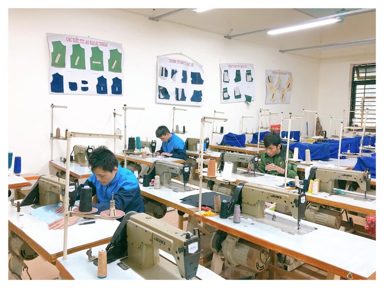 Ác mộng da cam và men say yêu thương ở làng trẻ em nhiễm chất độc dioxin - 8 Ác mộng da cam và men say yêu thương ở làng trẻ em nhiễm chất độc dioxin - 8