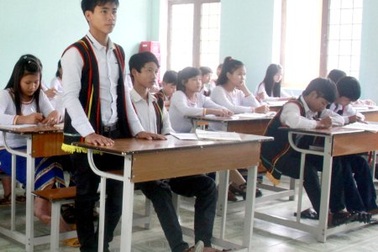 Học sinh mặc trang phục truyền thống đồng bào Cor đến trường