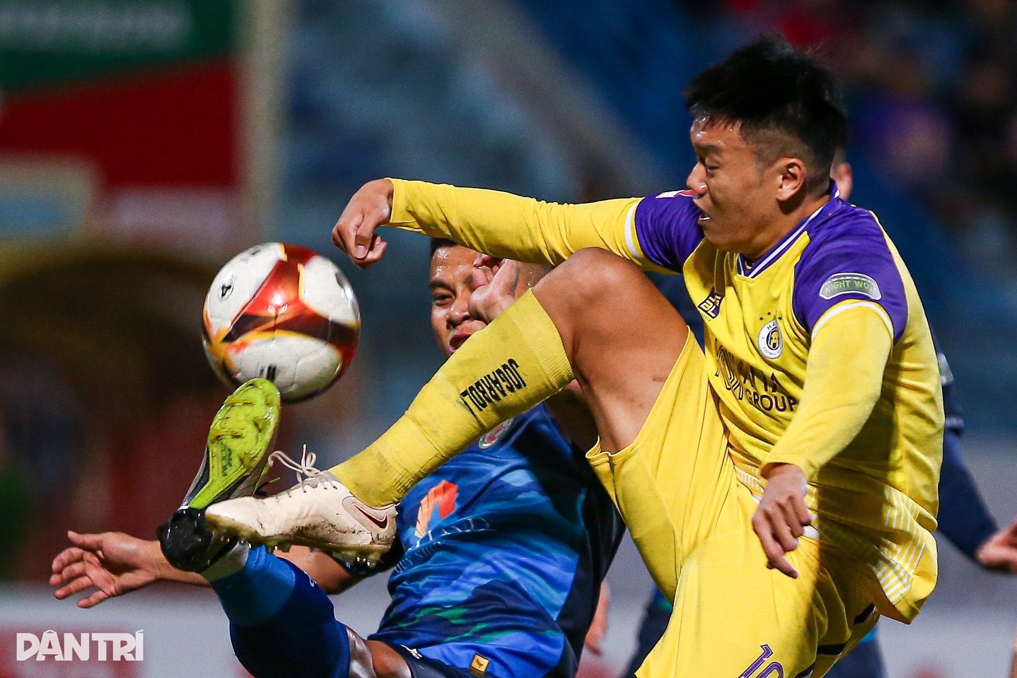 ज़ुआन मान्ह की गलती, हनोई एफसी को हैंग डे - 4 में बिन्ह दीन्ह से करारी हार का सामना करना पड़ा Xuân Mạnh mắc sai lầm, Hà Nội FC thua đau Bình Định tại Hàng Đẫy - 4