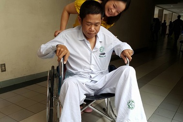 “Bất ngờ” đi lại được sau hơn nửa năm bị liệt hoàn toàn hai chân