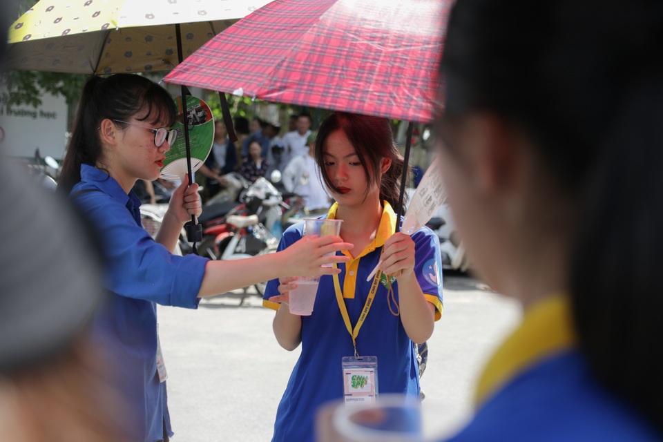 Hà Nội: Thanh niên tình nguyện đội nắng tiếp sức thí sinh thi vào lớp 10 - 5 Hà Nội: Thanh niên tình nguyện đội nắng tiếp sức thí sinh thi vào lớp 10 - 5