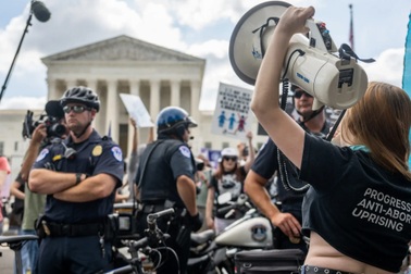 Biểu tình khắp nước Mỹ sau phán quyết lịch sử về nạo phá thai