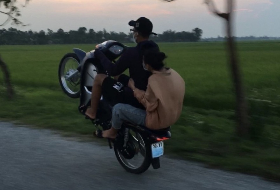 Những thanh thiếu niên thích tụ tập đi xe máy bằng một bánh - 3 Những thanh thiếu niên thích tụ tập đi xe máy bằng một bánh - 3