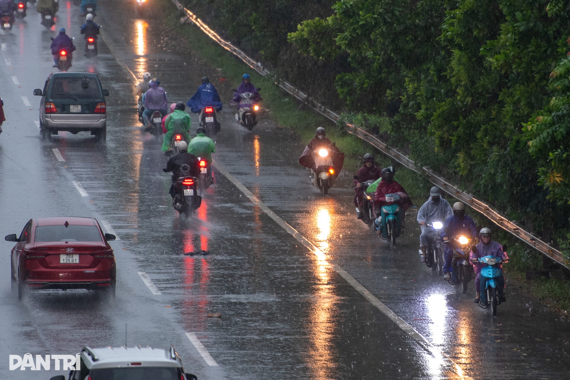 Hà Nội mưa lớn từ sáng sớm, phố phường ngập sâu, xe cộ chết máy hàng loạt - 6 Hà Nội mưa lớn từ sáng sớm, phố phường ngập sâu, xe cộ chết máy hàng loạt - 6