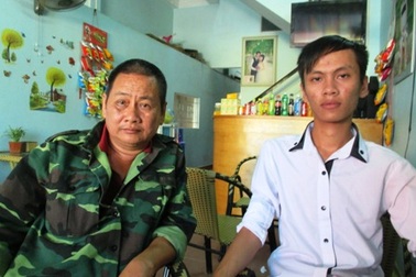 Cảm động hình ảnh cha mang chân giả đưa con đi thi