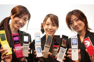 “Chuyện lạ” tại Nhật Bản: Thị phần điện thoại nắp gập tăng, smartphone sụt giảm