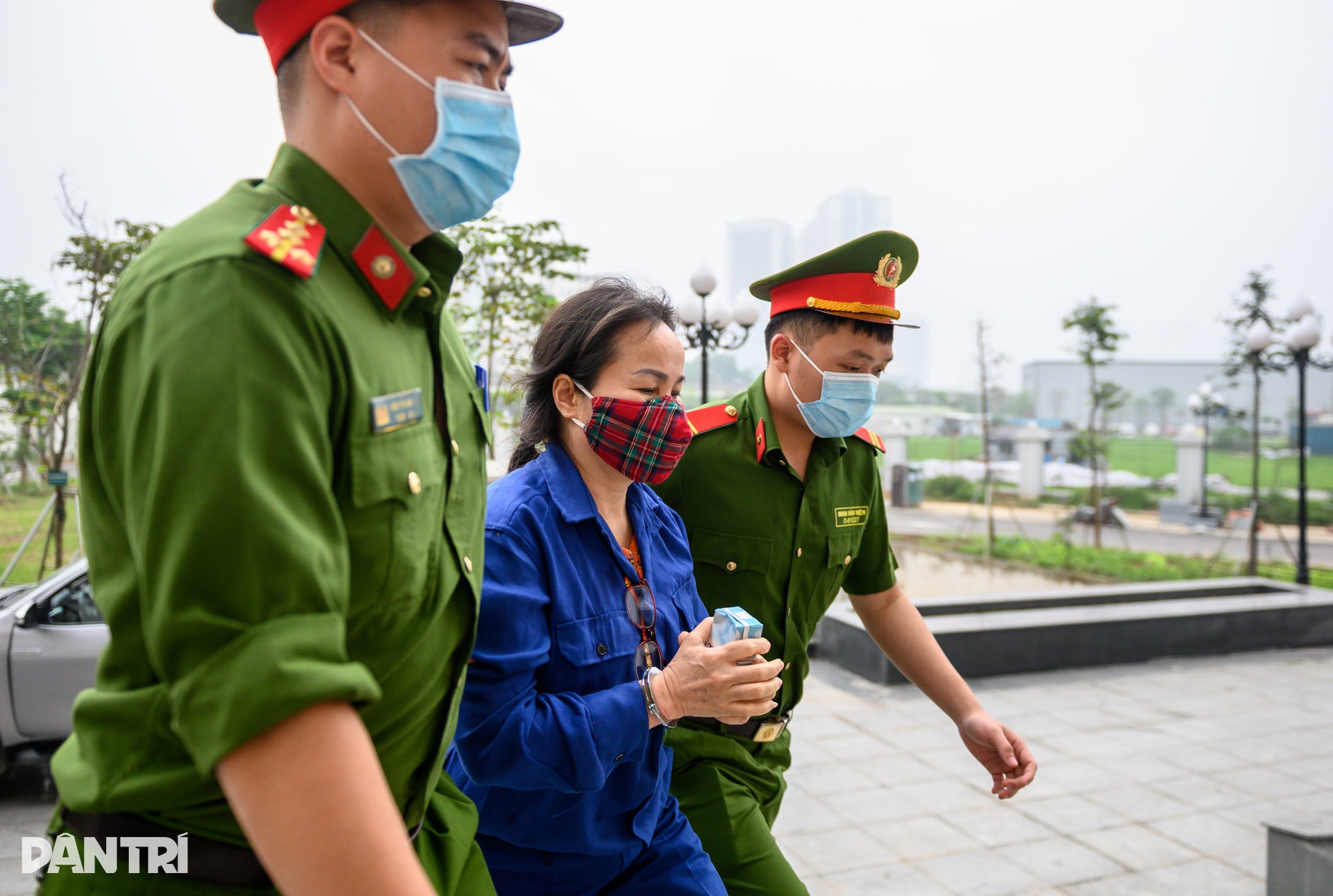 Cảnh sát dẫn giải cựu Giám đốc viện Tim Hà Nội Nguyễn Quang Tuấn đến tòa - 5 Cảnh sát dẫn giải cựu Giám đốc viện Tim Hà Nội Nguyễn Quang Tuấn đến tòa - 5