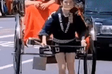 Những cô gái làm nghề phu kéo xe: Kéo cỗ xe nặng tới 250kg chở khách