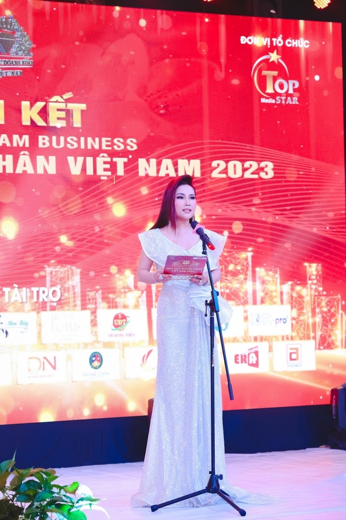 Bà Đặng Gia Bena – Người sáng lập cuộc thi phát biểu khai mạc đêm Bán kết Hoa hậu Doanh nhân Việt Nam 2023.