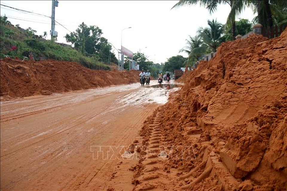 Cát đỏ trên đồi đổ ập xuống vùi lấp phương tiện, nhà dân ở Mũi Né - 3 Cát đỏ trên đồi đổ ập xuống vùi lấp phương tiện, nhà dân ở Mũi Né - 3