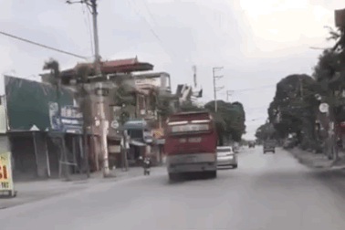 Xe khách và xe con kèm nhau như diễn xiếc, coi thường tính mạng người đi đường