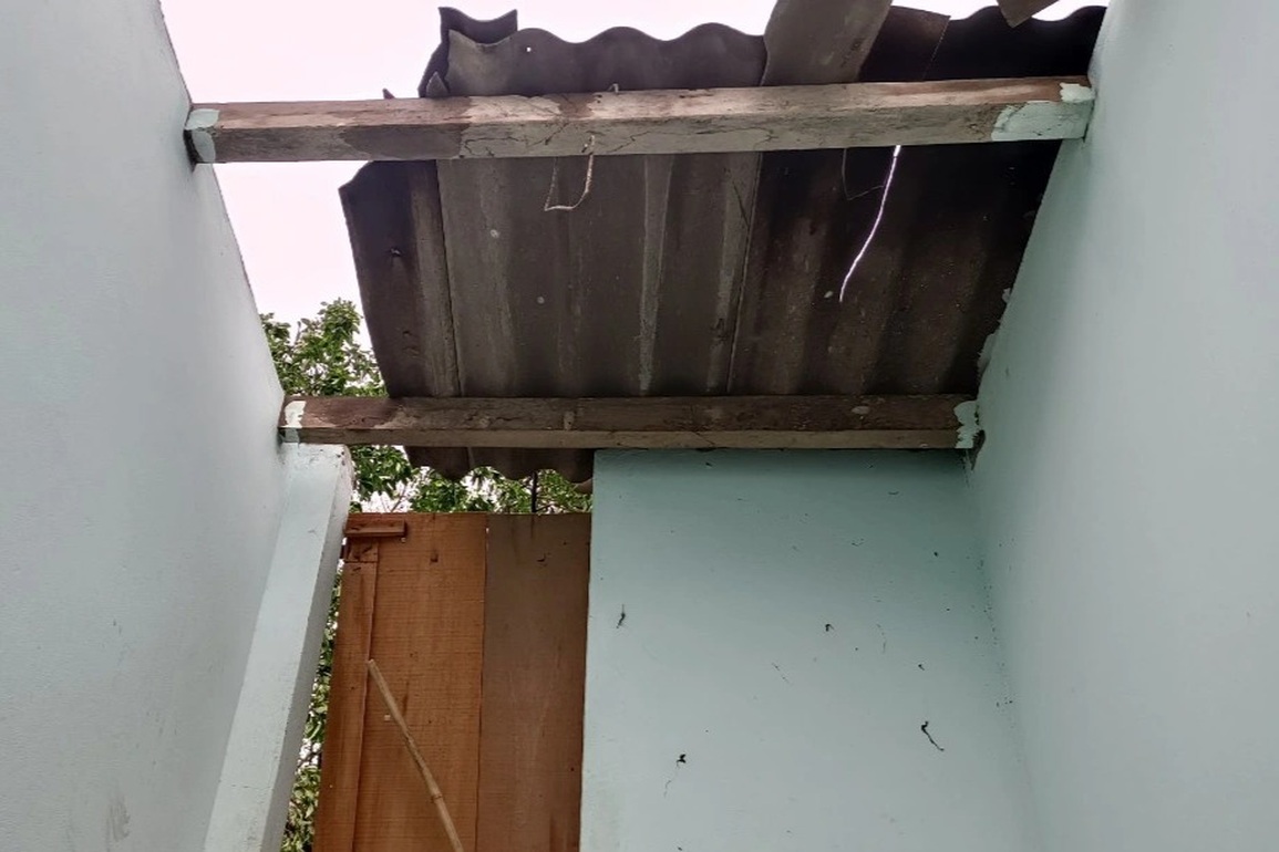 Nhà cửa tan hoang sau trận mưa đá, lốc xoáy - 6 Nhà cửa tan hoang sau trận mưa đá, lốc xoáy - 6