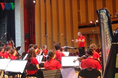 Hợp ca Quê hương của người Việt tại Pháp ghi CD "Tổ quốc yêu thương"