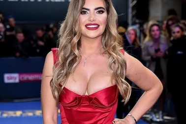 Megan Barton Hanson khoe ngực táo bạo