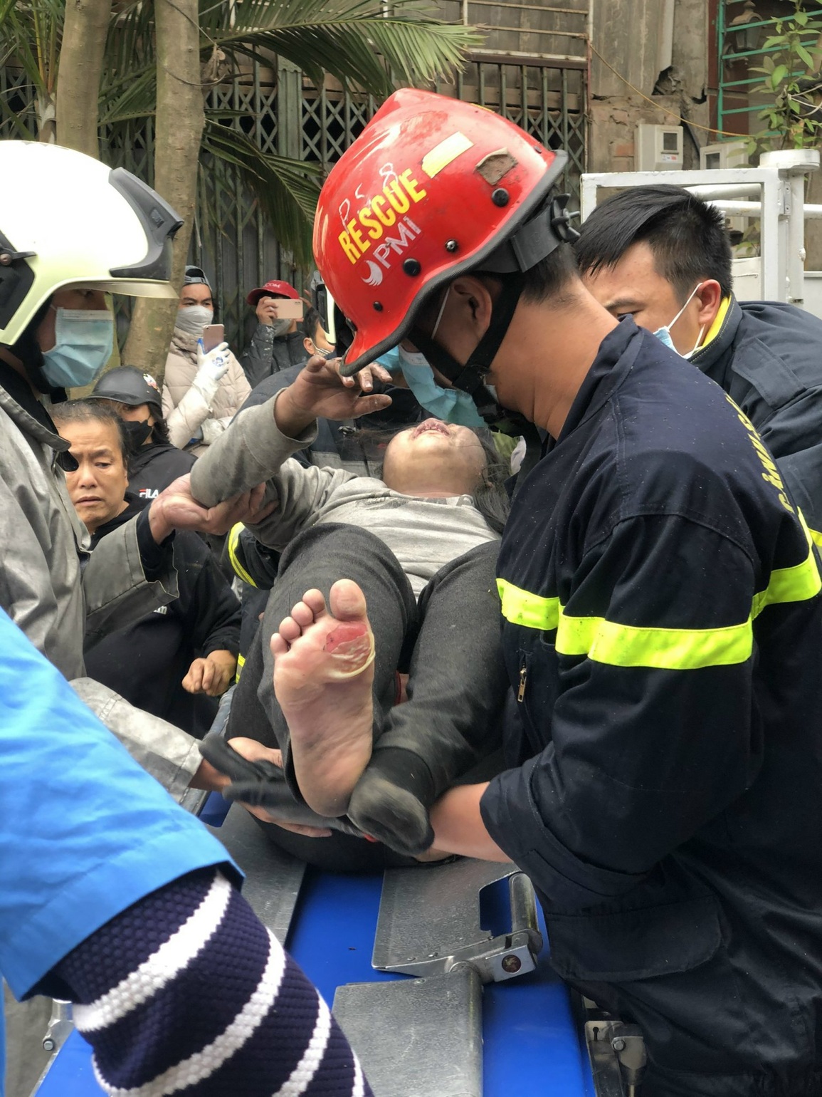 Người hùng cứu sống bé gái trong ngôi nhà cháy dữ dội ở Hà Nội - 4 Người hùng cứu sống bé gái trong ngôi nhà cháy dữ dội ở Hà Nội - 4
