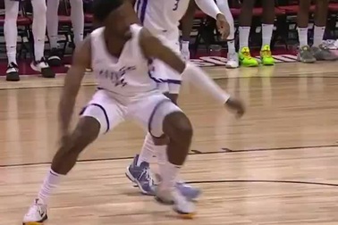 Cầu thủ bóng rổ sử dụng nắm đấm để xả cơn tức giận sau khi bị xô ngã