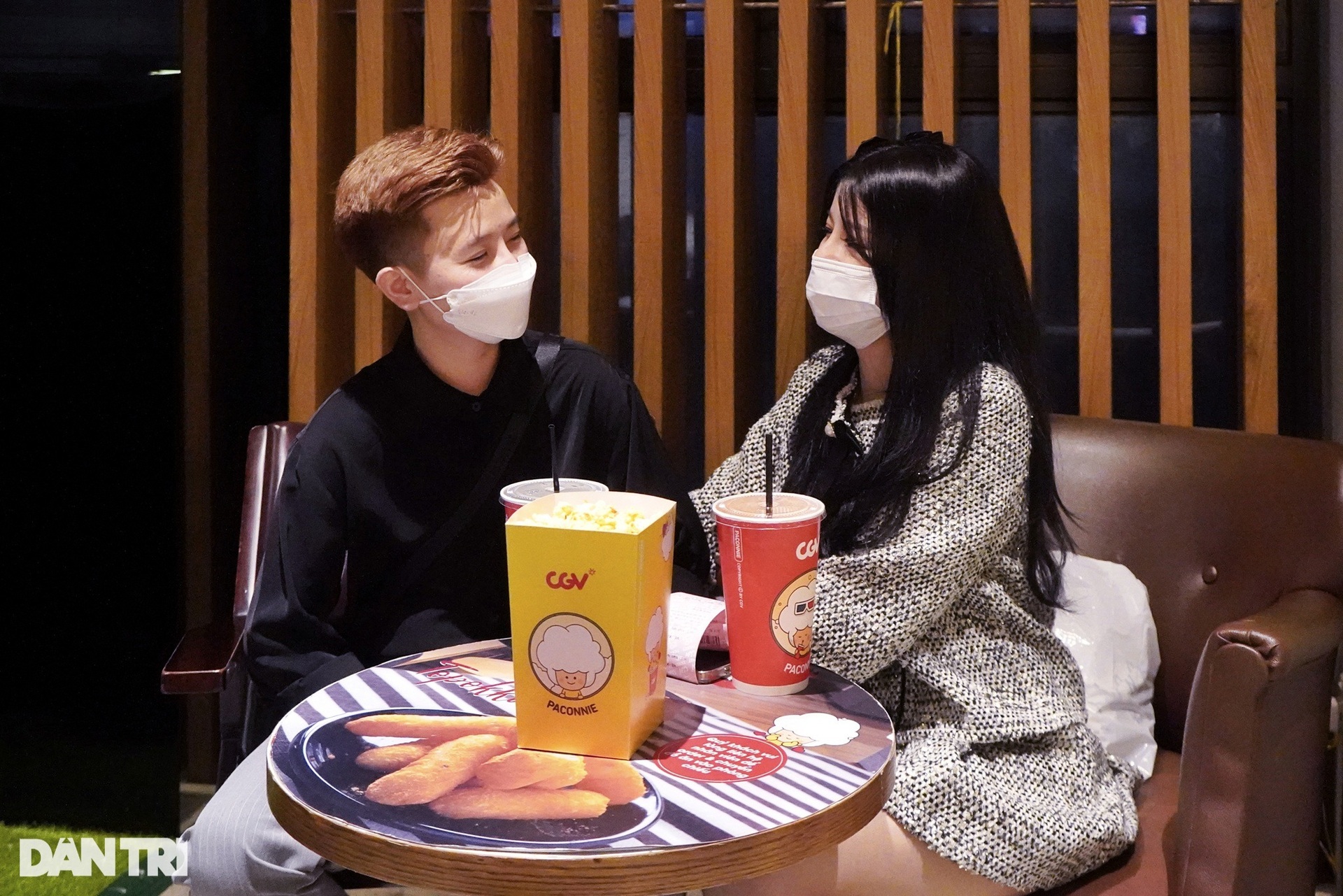 Rạp phim ở Hà Nội chật kín các cặp đôi, cháy vé trong ngày lễ tình nhân - 3 Rạp phim ở Hà Nội chật kín các cặp đôi, cháy vé trong ngày lễ tình nhân - 3