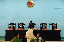 Nhận 19 năm tù vì hiếp dâm con riêng 6 tuổi của "vợ hờ"