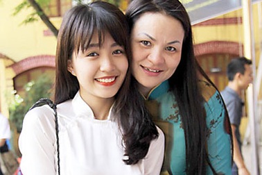 Nữ sinh Trần Phú xúng xính áo dài dự buổi lễ chia tay thầy cô