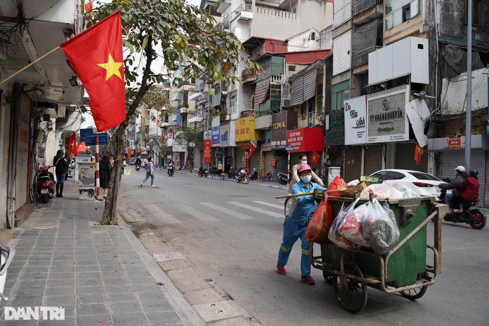Tâm sự của chị lao công quét rác có 2 con gái theo chân đi làm mùng 1 Tết - 7 Tâm sự của chị lao công quét rác có 2 con gái theo chân đi làm mùng 1 Tết - 7