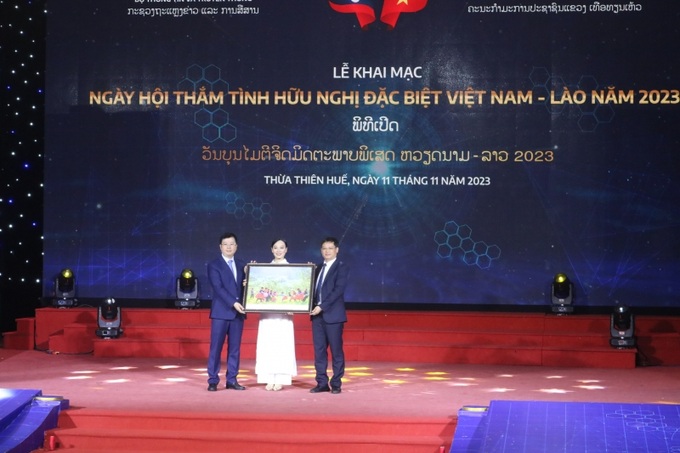 Lãnh đạo Bộ TT&TT trao tặng tranh cho tỉnh Thừa Thiên Huế 