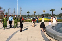 Vào công viên không đeo khẩu trang, mỗi người nhận phạt 2 triệu đồng