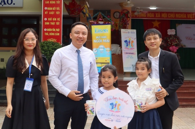 Ông Nguyễn Mạnh Huy, Tổng Biên tập Tạp chí Trẻ em Việt Nam - Trưởng BTC cuộc thi trao quà cho các em học sinh tham gia mini game trong Ngày hội.