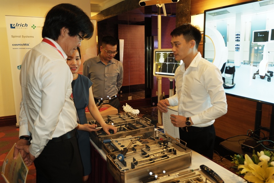 PGS.TS Nguyễn Văn Thạch trở thành Chủ tịch Hội Phẫu thuật Cột sống Việt Nam - 4 PGS.TS Nguyễn Văn Thạch trở thành Chủ tịch Hội Phẫu thuật Cột sống Việt Nam - 4