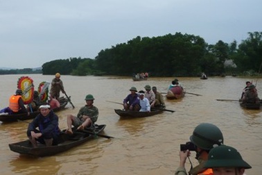 48 người chết, hàng chục nghìn ngôi nhà vẫn chìm trong lũ