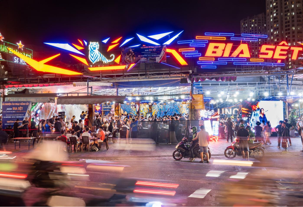 Khách hàng đổ về quận 7, TPHCM tạo nên đêm tiệc tất niên khó quên - 1