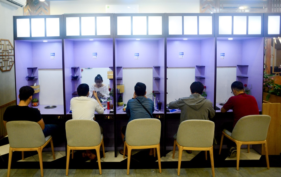 Quán lẩu đặc biệt ở Sài Gòn giúp nhiều thanh niên “thoát ế” - 2 Quán lẩu đặc biệt ở Sài Gòn giúp nhiều thanh niên “thoát ế” - 2