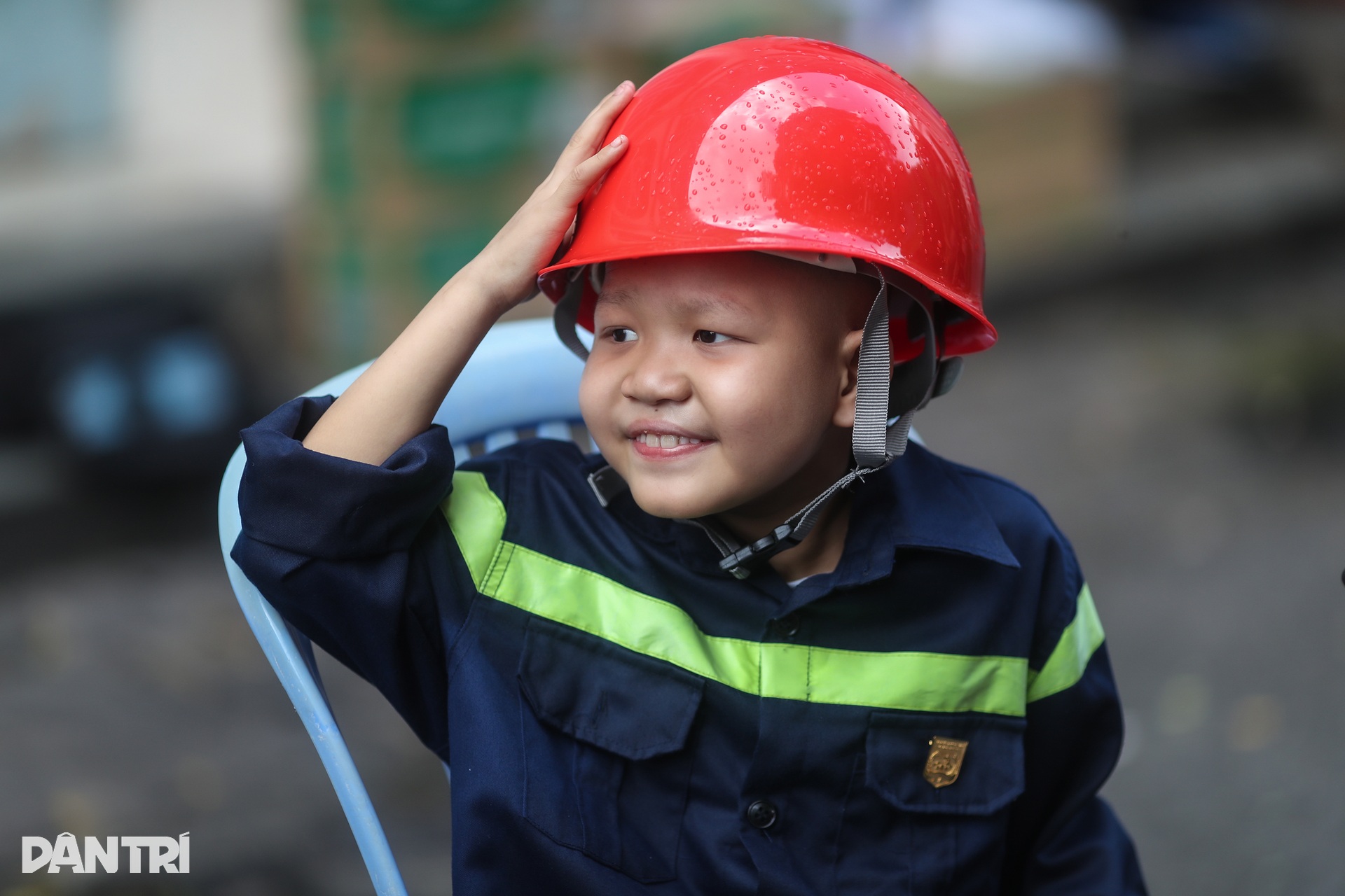Thực hiện ước mơ làm lính cứu hỏa cho cậu bé ung thư - 9 Thực hiện ước mơ làm lính cứu hỏa cho cậu bé ung thư - 9