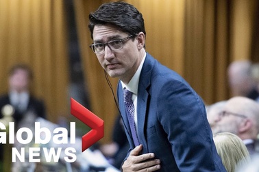 Thủ tướng Canada xin lỗi vì ăn kẹo trong giờ họp