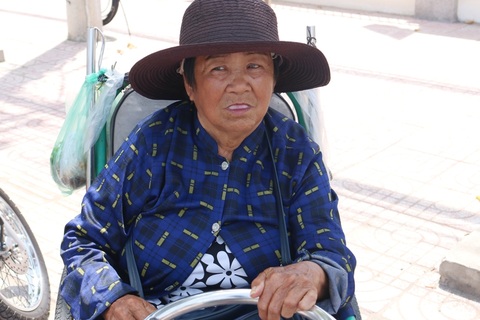 Vĩnh Long: Người bán vé số dạo trông chờ hỗ trợ từ gói 62.000 tỷ đồng