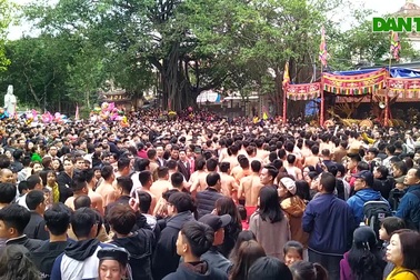 Hàng nghìn người tham dự lễ rước quả pháo khổng lồ ở Đồng Kỵ